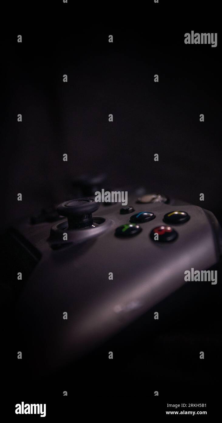 Uno scatto verticale di un controller Microsoft Xbox One Foto Stock