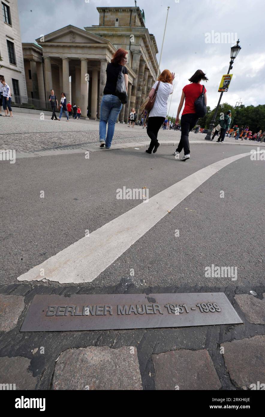 Bildnummer: 55689683 Datum: 01.08.2011 Copyright: imago/Xinhua (110810) -- BERLINO, 10 agosto 2011 (Xinhua) -- i turisti passano una targa che ricorda il tracciato dell'ex muro di Berlino di fronte alla porta di Brandeburgo, nel centro di Berlino, capitale della Germania il 1 agosto 2011. Berlino festeggia il 50° anniversario del muro di Berlino, che ha iniziato la costruzione il 13 agosto 1961. (Xinhua/ma Ning) GERMANIA-MURO DI BERLINO-50 ANNIVERSARIO PUBLICATIONxNOTxINxCHN Gesellschaft Politik Fotostory Berliner Mauer Mauerbau DDR Deutsche Teilung xdp 2011 hoch o0 Plakette, Mauerverlauf Bildnummer 55689683 Data 01 08 2011 Foto Stock