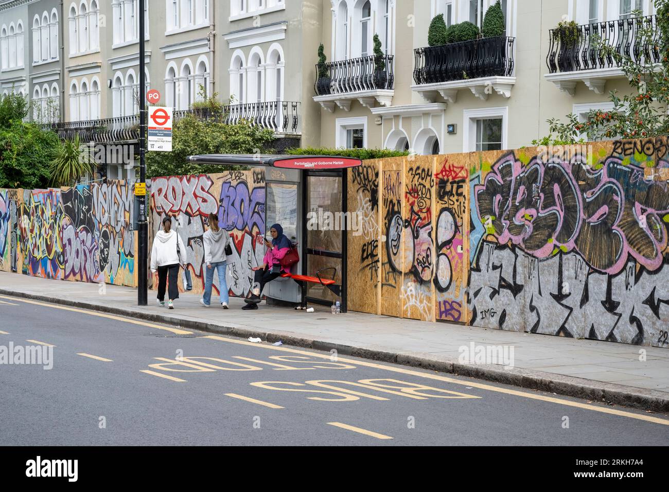 Londra, Regno Unito. 25 agosto 2023. Le persone al di fuori delle proprietà si sono imbarcate in vista del Carnevale di Notting Hill come il più grande festival di strada d’Europa, che celebra la cultura caraibica, dovrebbe accogliere oltre 1 milione di persone ogni giorno. È stato anche riferito che Kensington e Chelsea Council hanno finanziato un fine settimana di vacanza per 41 adulti anziani e vulnerabili che vivono sulla strada del Carnevale che potrebbero lottare per lasciare le loro proprietà durante i festeggiamenti credito: Stephen Chung / Alamy Live News Foto Stock