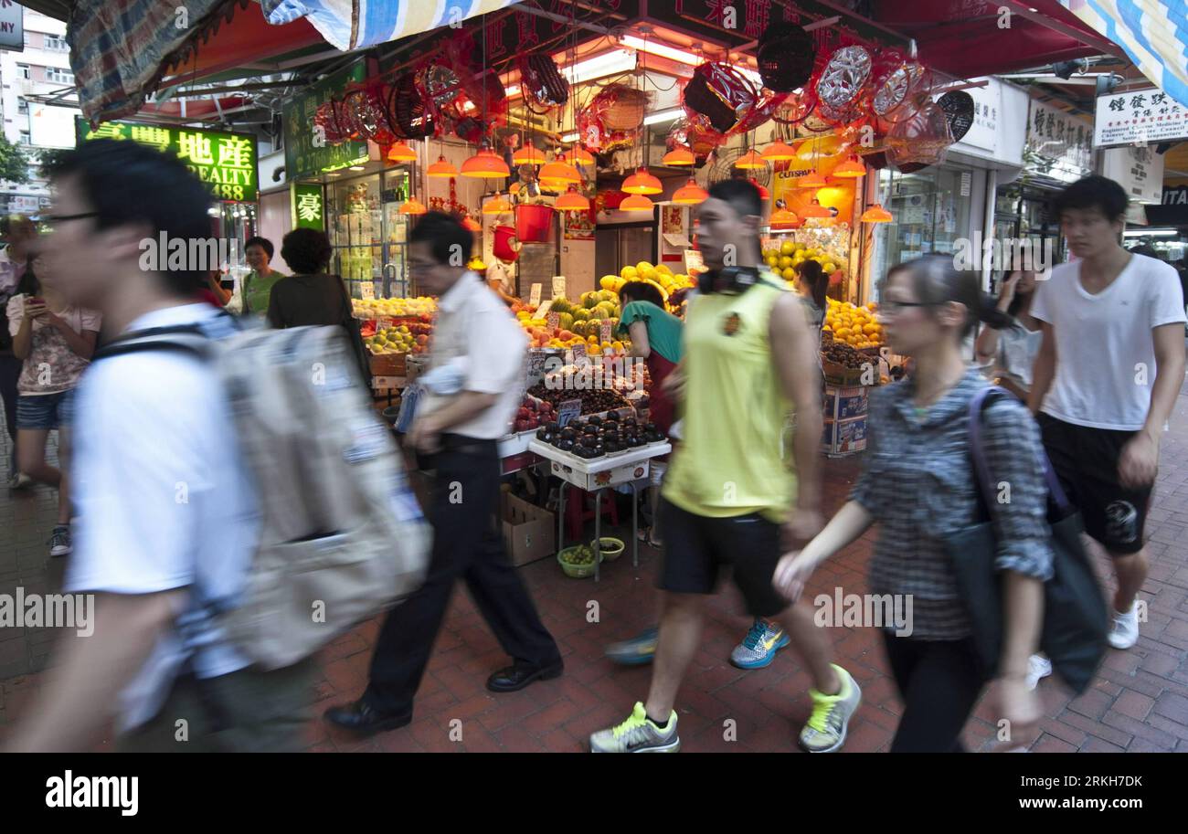 Bildnummer: 55699691 Datum: 11.08.2011 Copyright: imago/Xinhua (110811) - HONG KONG, 11 agosto 2011 (Xinhua) -- i cittadini passano da un negozio di frutta a Hong Kong, Cina meridionale, 11 agosto 2011. Il Census and Statistics Department of Hong Kong Thursday ha annunciato che la popolazione di Hong Kong è cresciuta del 0,6% fino al 7.108.100, con un incremento di 40.300 persone rispetto alla metà dello scorso anno. (Xinhua/Liao Zida) (dtf) CINA-POPOLAZIONE DI HONG KONG (CN) PUBLICATIONxNOTxINxCHN Gesellschaft Fußgänger Passanten x0x xst 2011 quer Bildnummer 55699691 Data 11 08 2011 Copyright Imago XINHUA Hong Kong 11 ago 2011 X Foto Stock