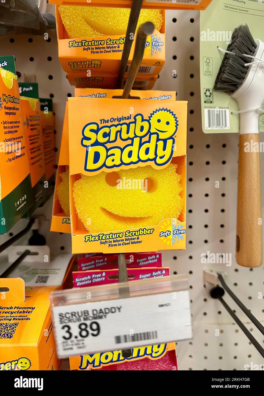 Strofinare Daddy Scrubber sullo scaffale di un negozio Foto Stock