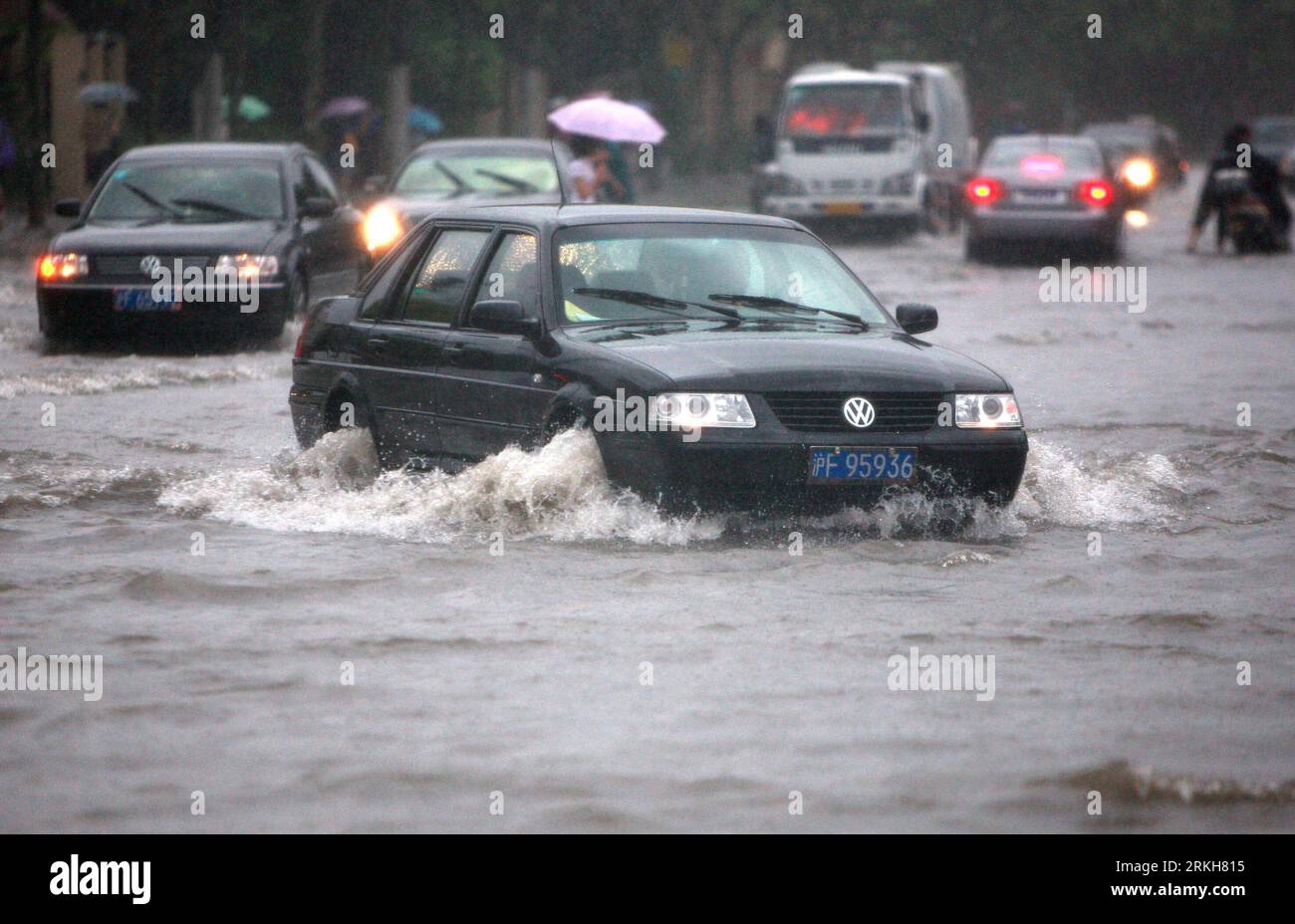 Bildnummer: 55710977 Datum: 12.08.2011 Copyright: imago/Xinhua (110812) -- SHANGHAI, 12 agosto 2011 (Xinhua) -- Vehicals corrono sulla strada annessa mentre una pioggia pesante colpisce il centro di Shanghai, Cina orientale, la mattina del 12 agosto 2011. (Xinhua/Pei Xin) (zmj) (ry) CINA-SHANGHAI-PIOGGIA (CN) PUBLICATIONxNOTxINxCHN Gesellschaft CHN Wetter Regen Überschwemmung xjh premiumd 2011 quer o0 Verkehr Straße Pkw Bildnummer 55710977 Date 12 08 2011 Copyright Imago XINHUA Shanghai Aug 12 2011 XINHUA Run ON the waterlogged Street as A Heavy Rain Hits Downtown Shanghai East China in the Morning ON the Morning ON au Foto Stock