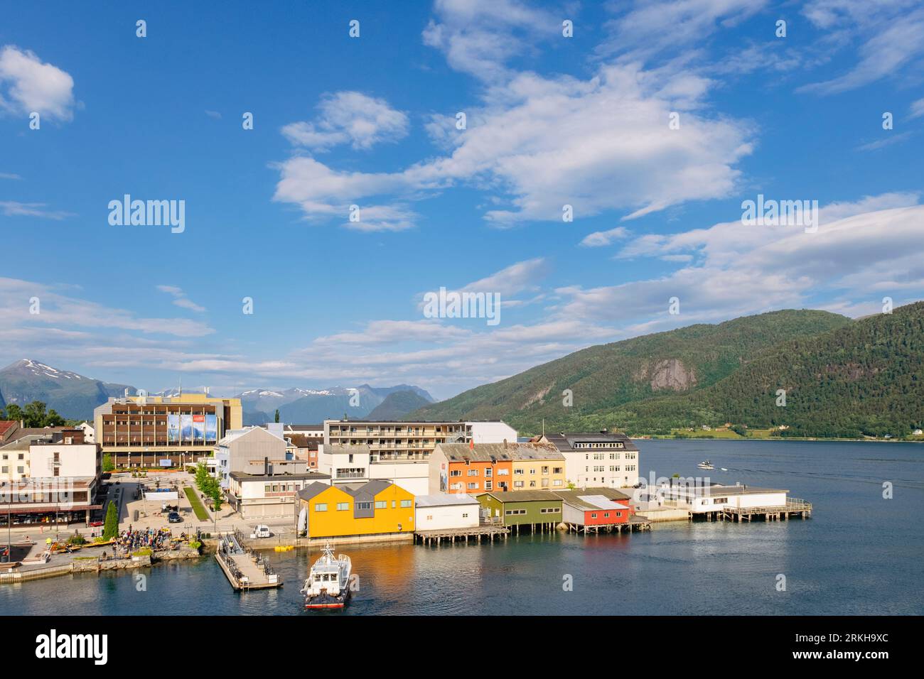 Nave da crociera nel porto di Tindekaia nel fiordo di Romsdalsfjorden ad Andalsnes, Møre og Romsdal, Norvegia, Scandinavia Foto Stock