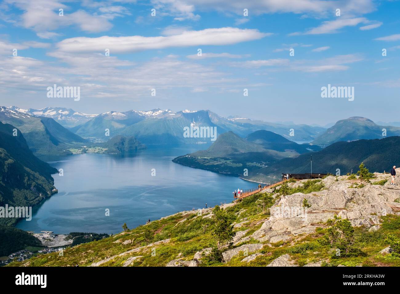 Stazione di cima della funivia di Romsdalgondolen sul monte Nesaksla con vista su Romsdalsfjorden. Andalsnes, Møre og Romsdal, Norvegia, Scandinavia Foto Stock