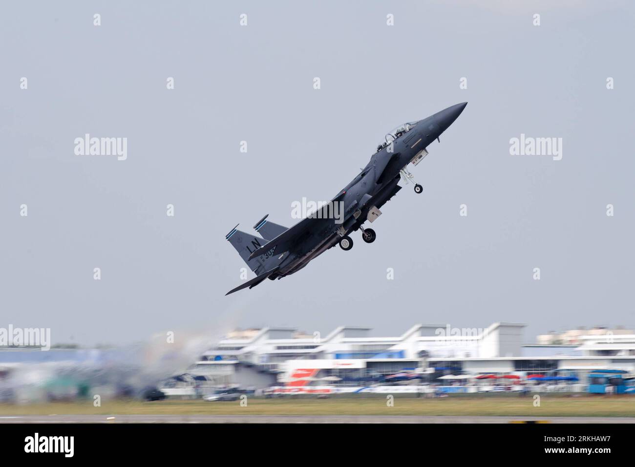 Bildnummer: 55786485 Datum: 16.08.2011 Copyright: imago/Xinhua (110816) -- MOSCA, 16 agosto 2011 (Xinhua) -- un F-15E si esibisce alla decima edizione della Russia International Aerospace Exhibition a Mosca, in Russia il 16 agosto 2011. La mostra durerà sei giorni, con la partecipazione di 793 aziende provenienti da 40 nazioni e regioni. (Xinhua/Jiang Kehong) RUSSIA-MOSCA-AEROSPACE EXHIBITION PUBLICATIONxNOTxINxCHN Wirtschaft industrie Luftfahrtindustrie Ausstellung Luftfahrtausstellung Messe Luftfahrtmesse Objekte xns 2011 quer Highlight Premiumd o0 F15, 15 e, Kampfflugzeug, Kampfjet, Flugzeug, avvio, Foto Stock