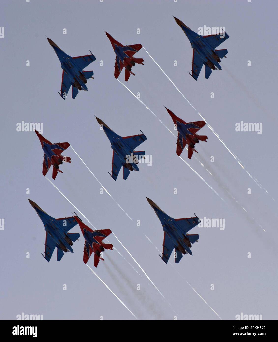 Bildnummer: 55800916 Datum: 17.08.2011 Copyright: imago/Xinhua (110817) -- MOSCA, 17 agosto 2011 (Xinhua) -- Russian Air Force Russkiye Vityazi (Cavalieri russi) e Strizhi (Swifts) esibiscono insieme durante un volo dimostrativo nel 10 ° Moscow International Air Show (MAKS) al campo di aviazione Zhukovsky fuori Mosca, Russia, 17 agosto 2011. L'air show MAKS 2011 ha attirato circa 800 aziende e organizzazioni provenienti da 40 paesi e regioni. (Xinhua/Jiang Kehong) RUSSIA-MAKS-DIMOSTRAZIONE VOLO PUBLICATIONxNOTxINxCHN Wirtschaft Militär Luftwaffe Flugschau Flugstaffel Foto Stock