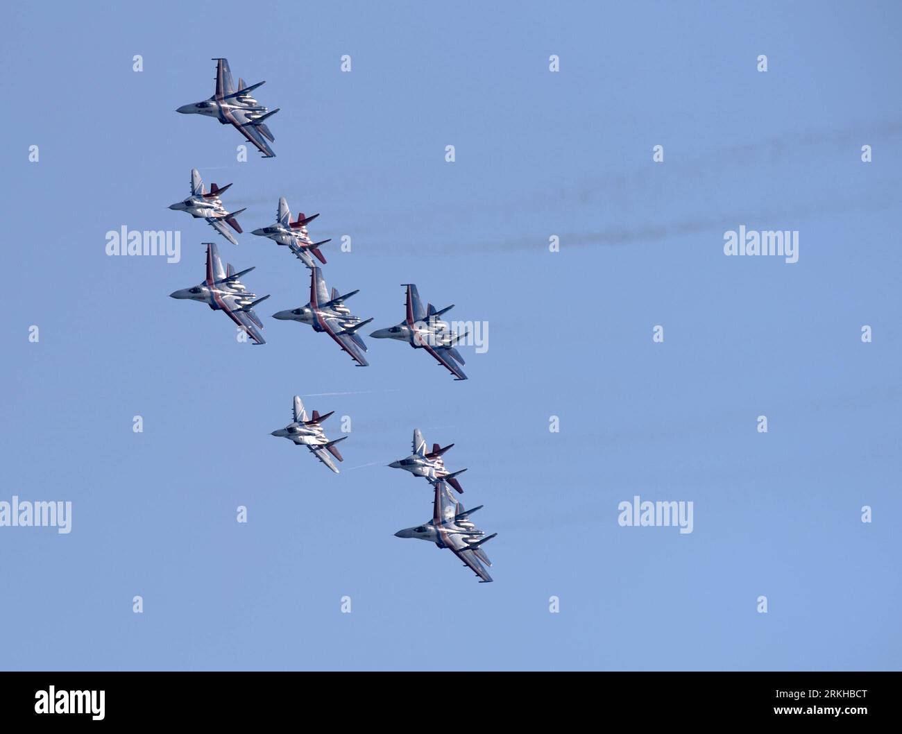 Bildnummer: 55800920 Datum: 17.08.2011 Copyright: imago/Xinhua (110817) -- MOSCA, 17 agosto 2011 (Xinhua) -- Russian Air Force Russkiye Vityazi (Cavalieri russi) e Strizhi (Swifts) esibiscono insieme durante un volo dimostrativo nel 10 ° Moscow International Air Show (MAKS) al campo di aviazione Zhukovsky fuori Mosca, Russia, 17 agosto 2011. L'air show MAKS 2011 ha attirato circa 800 aziende e organizzazioni provenienti da 40 paesi e regioni. (Xinhua/Jiang Kehong) RUSSIA-MAKS-DIMOSTRAZIONE VOLO PUBLICATIONxNOTxINxCHN Wirtschaft Militär Luftwaffe Flugschau Flugstaffel Foto Stock
