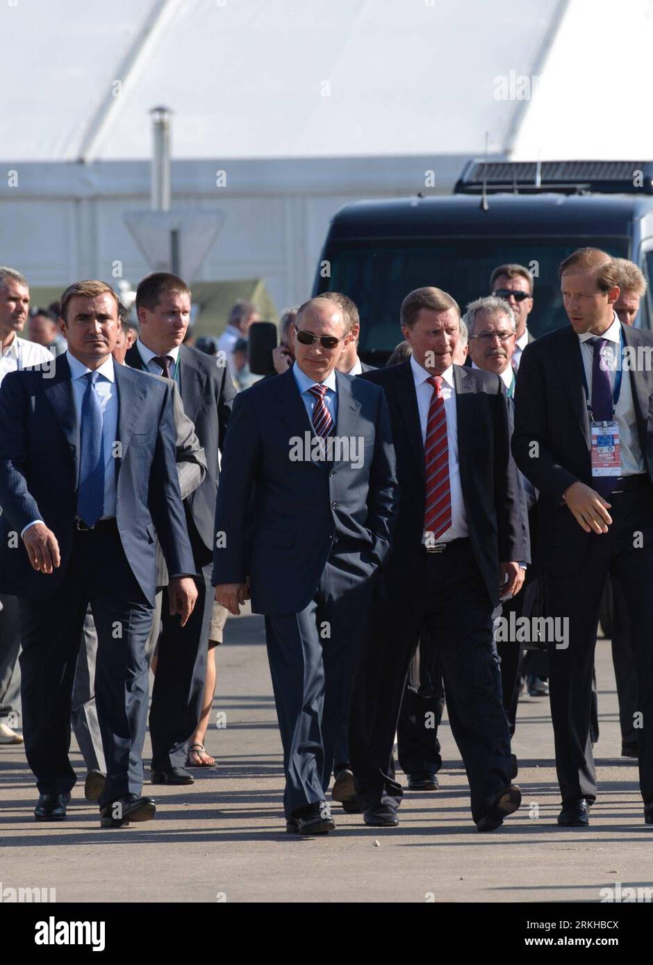 Bildnummer: 55800878 Datum: 17.08.2011 Copyright: imago/Xinhua (110817) -- MOSCA, 17 agosto 2011 (Xinhua) -- il primo ministro russo Vladimir Putin (fronte C) visita il 10 ° Moscow International Air Show (MAKS) al campo d'aviazione Zhukovsky fuori Mosca, Russia, 17 agosto 2011. L'air show MAKS 2011 ha attirato circa 800 aziende e organizzazioni provenienti da 40 paesi e regioni. (Xinhua/Jiang Kehong) RUSSIA-MAKS-PUTIN-VISIT PUBLICATIONxNOTxINxCHN People Politik xjh x0x premiumd 2011 hoch Bildnummer 55800878 Data 17 08 2011 Copyright Imago XINHUA Mosca ago 17 2011 XINHUA Russian prime Minister V Foto Stock