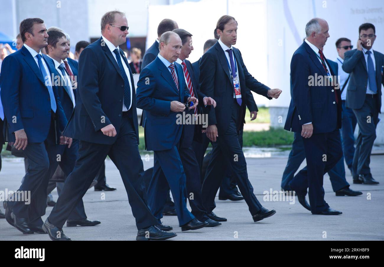 Bildnummer: 55800877 Datum: 17.08.2011 Copyright: imago/Xinhua (110817) -- MOSCA, 17 agosto 2011 (Xinhua) -- il primo ministro russo Vladimir Putin (C) visita il 10 ° Moscow International Air Show (MAKS) al campo d'aviazione Zhukovsky fuori Mosca, Russia, 17 agosto 2011. L'air show MAKS 2011 ha attirato circa 800 aziende e organizzazioni provenienti da 40 paesi e regioni. (Xinhua/Jiang Kehong) RUSSIA-MAKS-PUTIN-VISIT PUBLICATIONxNOTxINxCHN People Politik xjh x0x premiumd 2011 quer Bildnummer 55800877 Data 17 08 2011 Copyright Imago XINHUA Mosca agosto 17 2011 XINHUA Russian prime Minister Vladimi Foto Stock