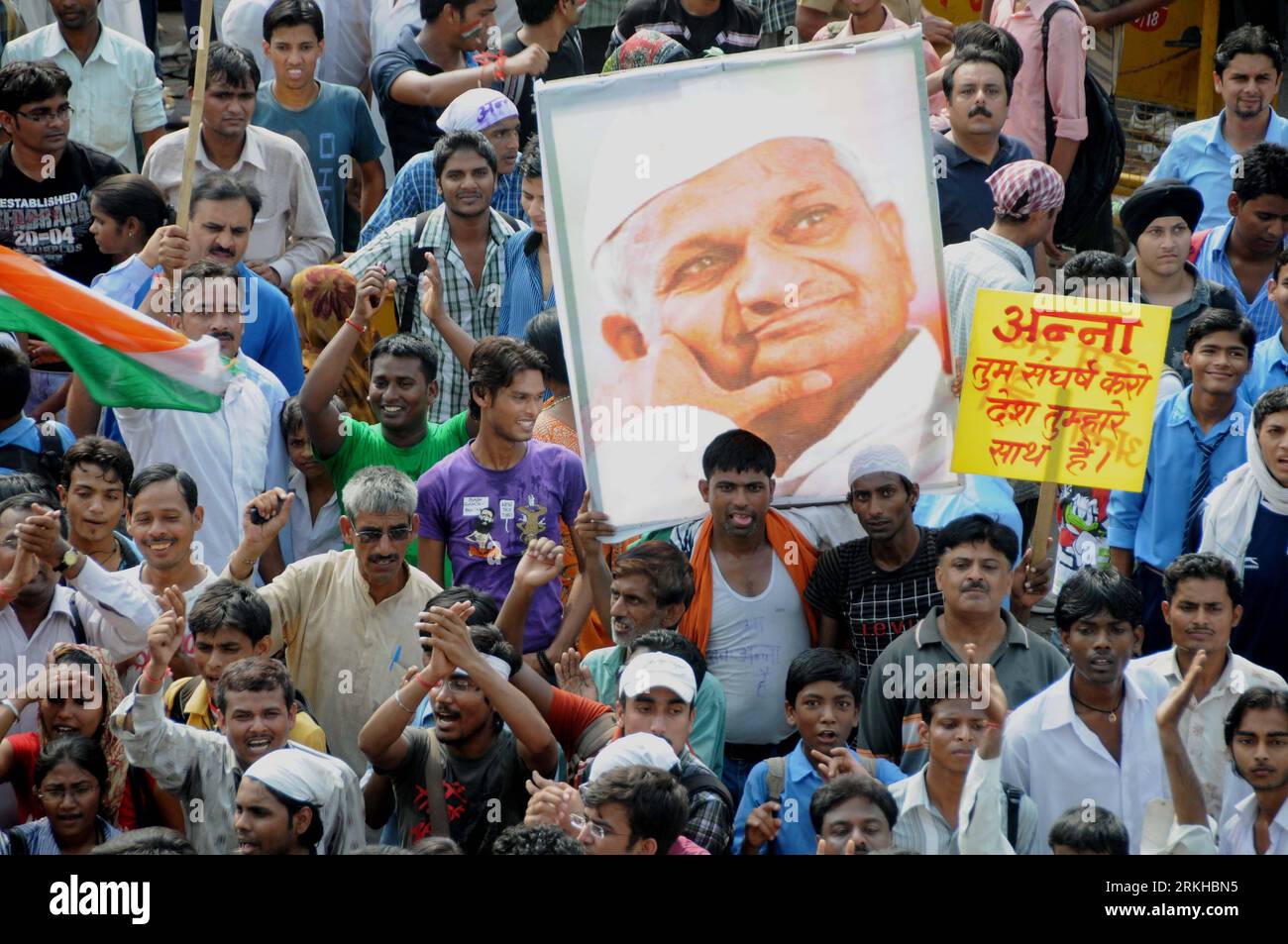 Bildnummer: 55804845 Datum: 18.08.2011 Copyright: imago/Xinhua (110818) -- NUOVA DELHI, 18 agosto 2011 (Xinhua) -- i sostenitori dell'attivista anti-corruzione Anna Hazare partecipano a una manifestazione fuori dalla prigione di Tihar dove Hazare viene preso in custodia a nuova Delhi, India, 18 agosto 2011. La famosa crociata indiana anti-corruzione Anna Hazare ha stretto un accordo con la polizia giovedì per tenere uno sciopero pubblico della fame di 15 giorni contro l'innesto, che potrebbe aiutare a porre fine alle proteste a livello nazionale contro l'arresto di Anna Hazare. (Xinhua/Partha Sarkar) INDIA-NUOVA DELHI-ANTI-INNESTO ATTIVISTA-RALLY PUBLICATIONxNOTxINxCHN Gesellschaft Foto Stock