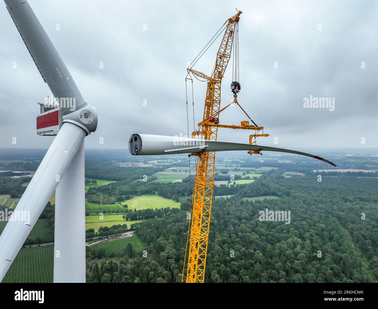 Dorsten, Renania settentrionale-Vestfalia, Germania - costruzione di una turbina eolica. Una grande gru mobile, montata su autocarro, solleva una lama del rotore sulla nichel Foto Stock