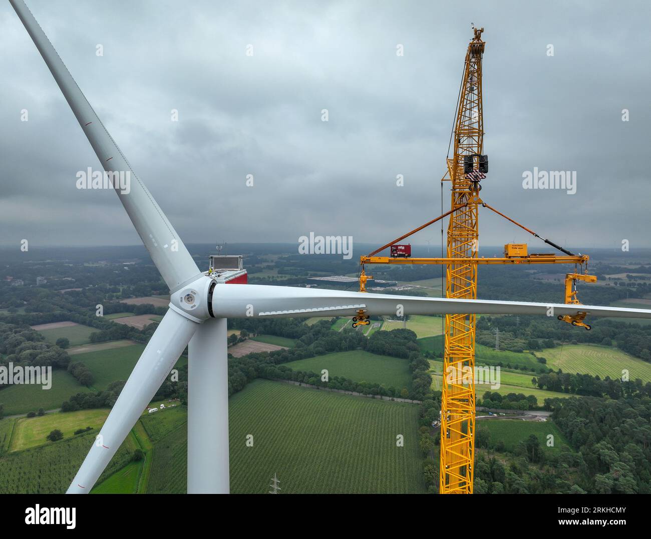 Dorsten, Renania settentrionale-Vestfalia, Germania - costruzione di una turbina eolica. Una grande gru mobile, montata su autocarro, solleva una lama del rotore sulla nichel Foto Stock