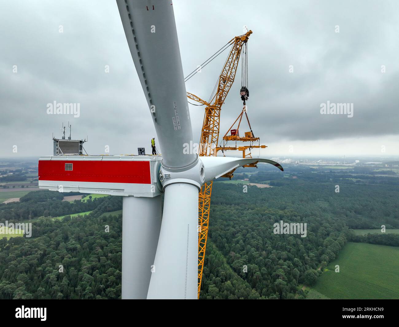 Dorsten, Renania settentrionale-Vestfalia, Germania - costruzione di una turbina eolica. Una grande gru mobile, montata su autocarro, solleva una lama del rotore sulla nichel Foto Stock