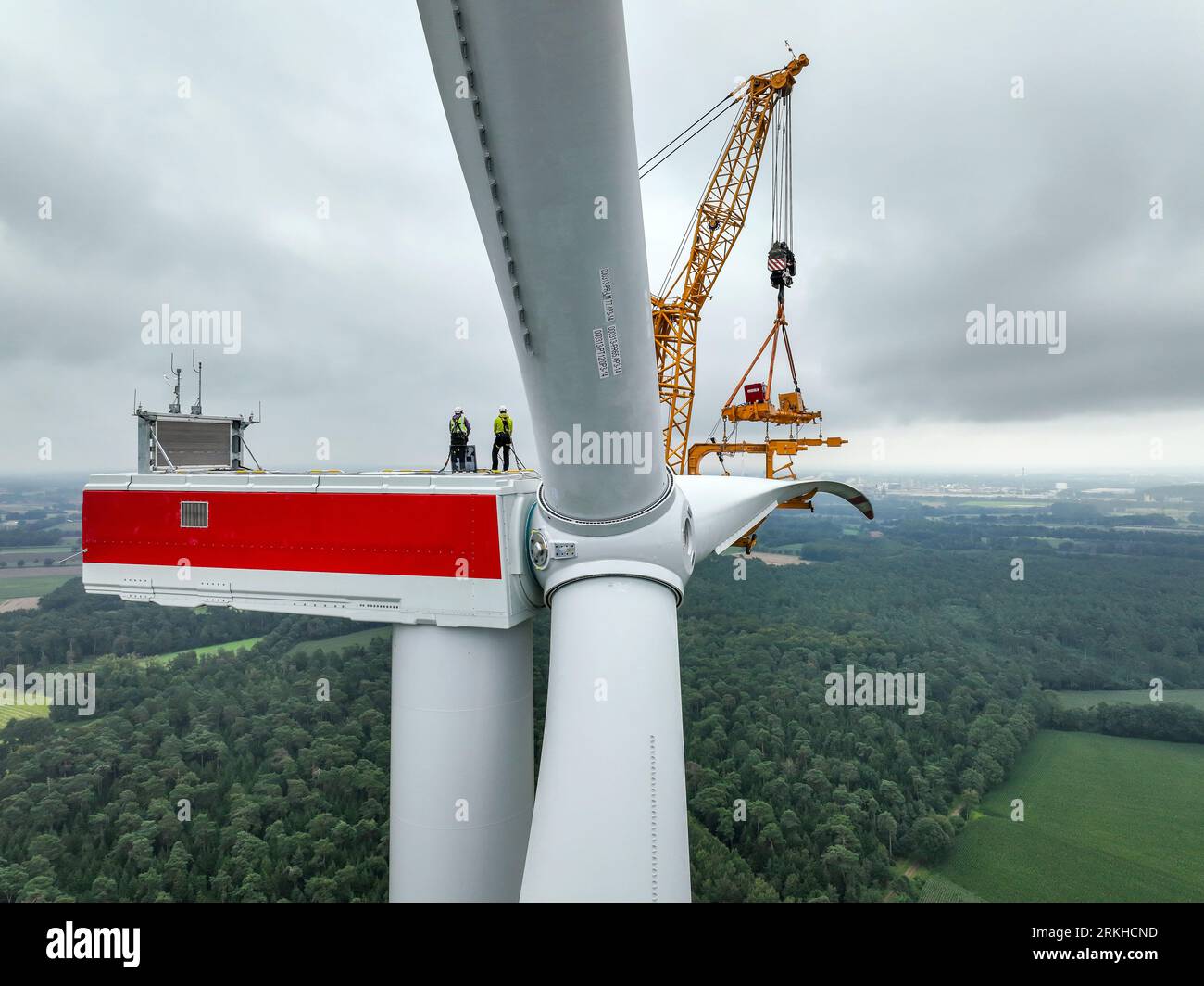Dorsten, Renania settentrionale-Vestfalia, Germania - costruzione di una turbina eolica. Una grande gru mobile, montata su autocarro, solleva una lama del rotore sulla nichel Foto Stock