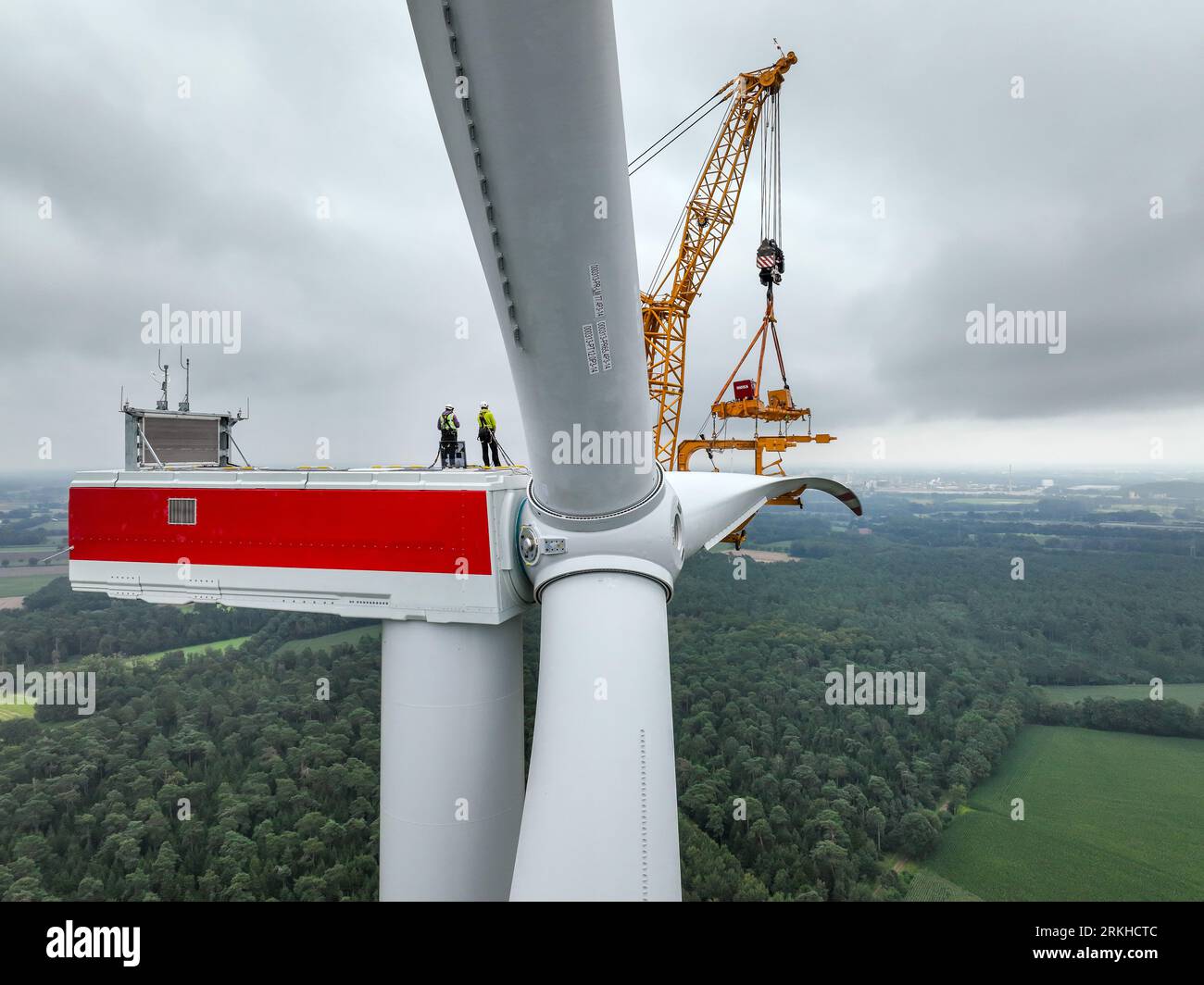 Dorsten, Renania settentrionale-Vestfalia, Germania - costruzione di una turbina eolica. Una grande gru mobile, montata su autocarro, solleva una lama del rotore sulla nichel Foto Stock