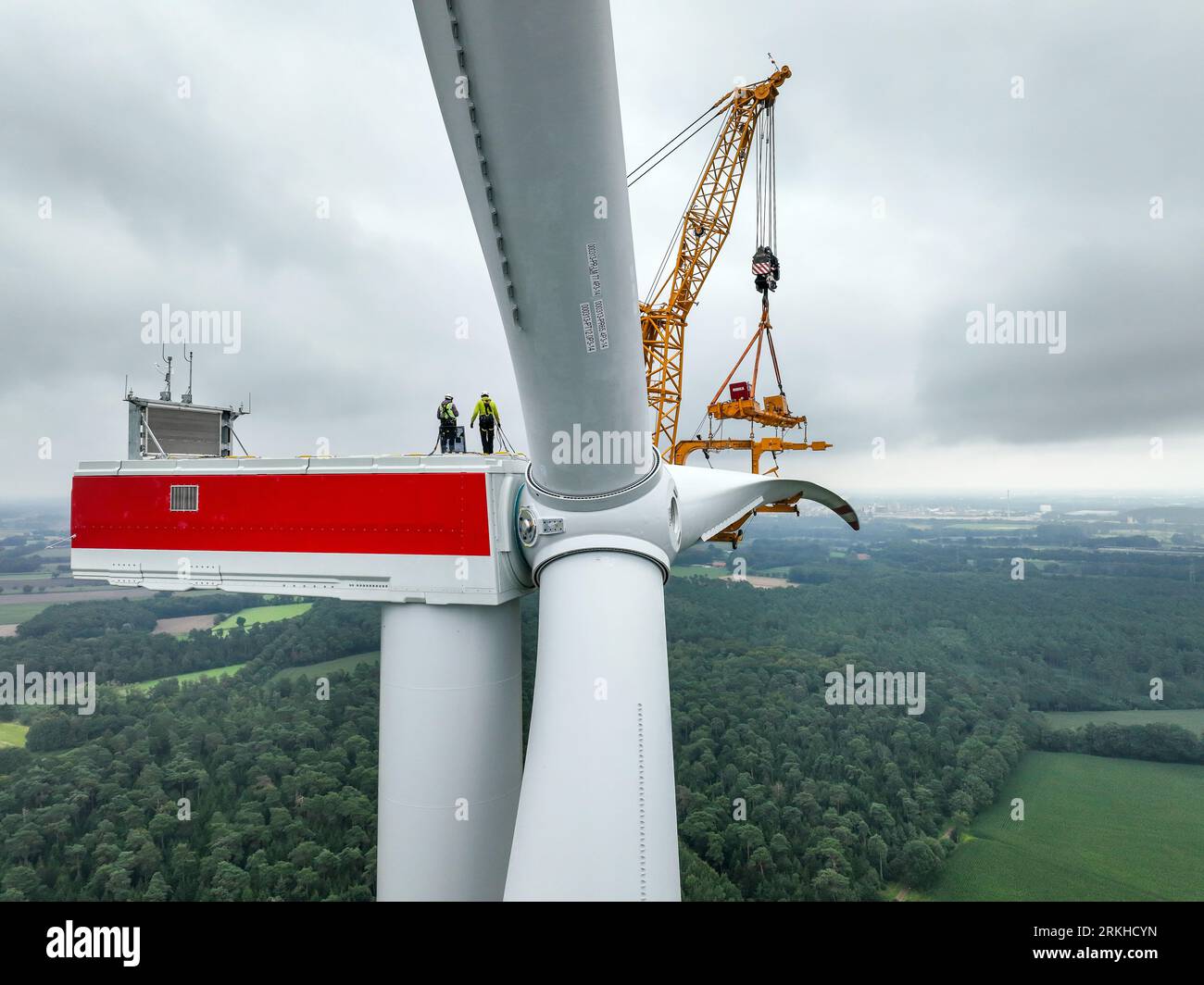 Dorsten, Renania settentrionale-Vestfalia, Germania - costruzione di una turbina eolica. Una grande gru mobile, montata su autocarro, solleva una lama del rotore sulla nichel Foto Stock