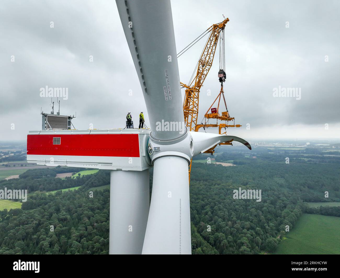 Dorsten, Renania settentrionale-Vestfalia, Germania - costruzione di una turbina eolica. Una grande gru mobile, montata su autocarro, solleva una lama del rotore sulla nichel Foto Stock