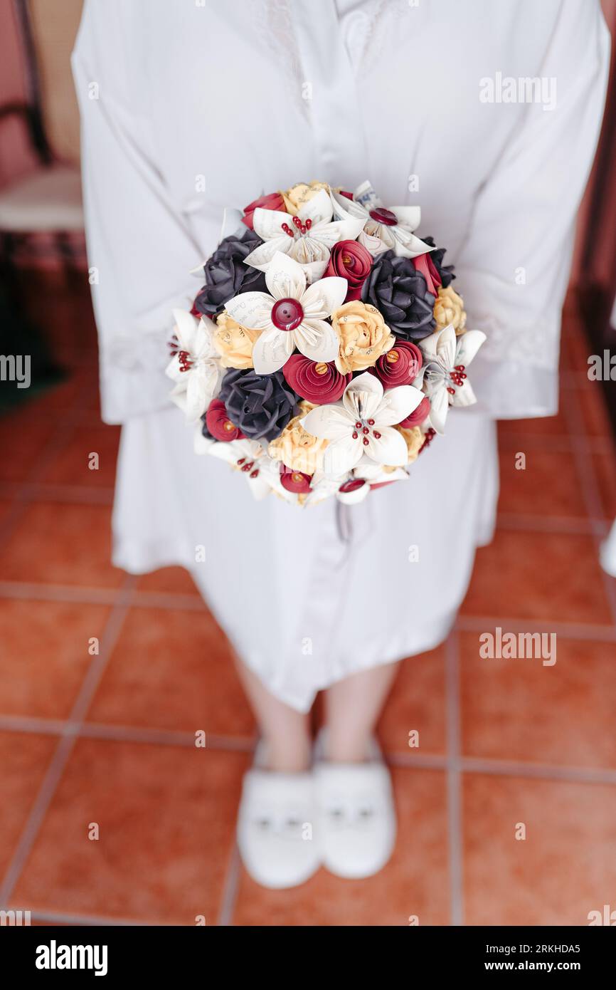 Questa foto mostra una donna con un bel bouquet di fiori di carta Foto Stock