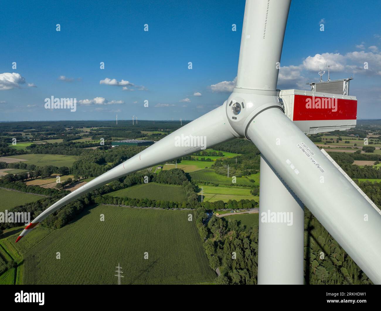 Dorsten, Renania settentrionale-Vestfalia, Germania - nuova costruzione di una turbina eolica. Grosse Heide Wind Farm. Foto Stock