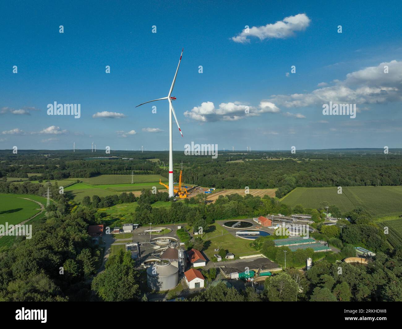 Dorsten, Renania settentrionale-Vestfalia, Germania - costruzione di una turbina eolica. Parco eolico grosse Heide. Di fronte a Klaeranlage Dorsten-Wulfen. Foto Stock