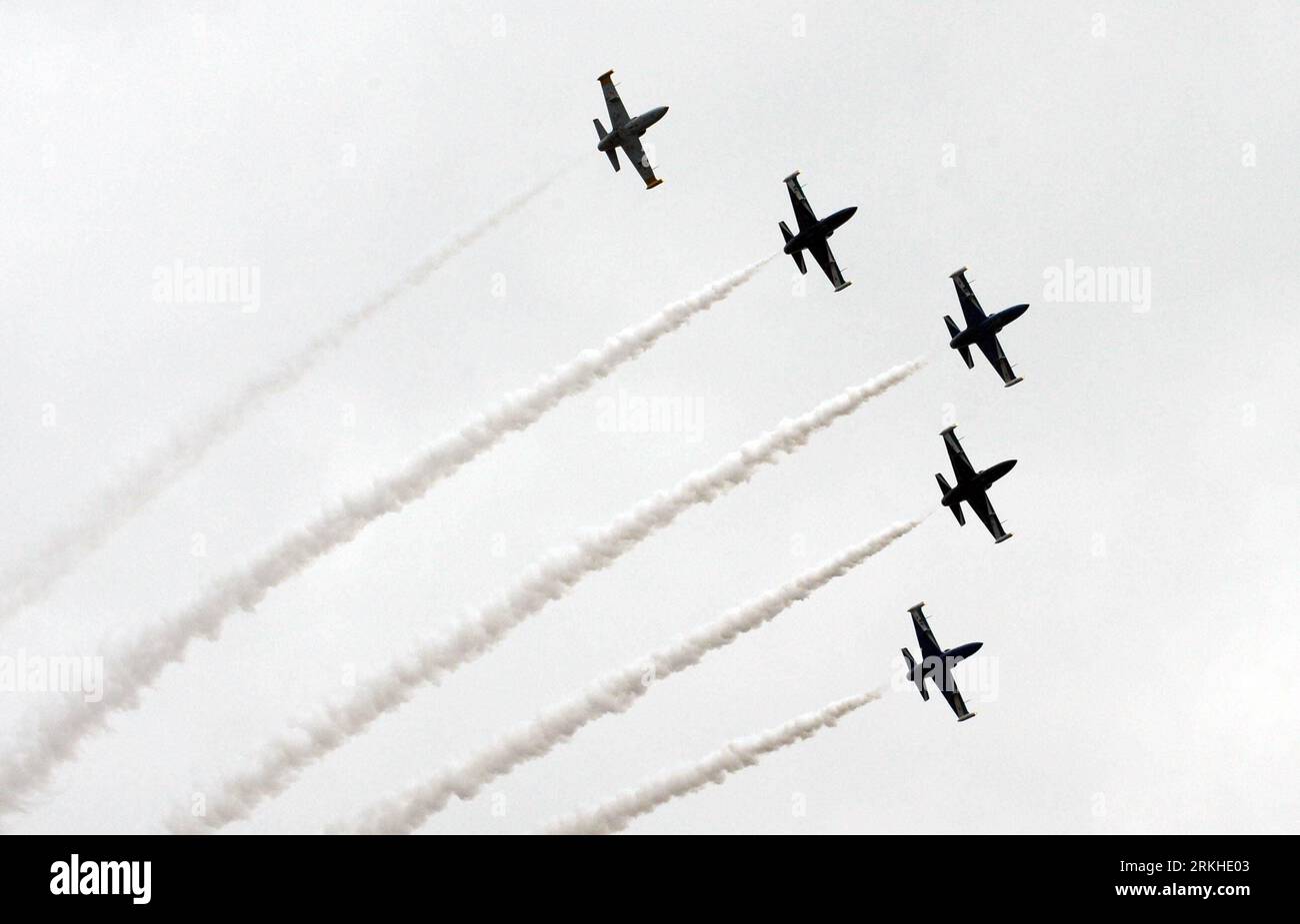 Bildnummer: 55809392 Datum: 21.08.2011 Copyright: imago/Xinhua (110822) -- MOSCA, 22 agosto 2011 (Xinhua) -- gli aerei si esibiscono durante il MAKS International Aviation and Aerospace Salon all'aeroporto Zhukovsky di Mosca, Russia, 21 agosto 2011. La mostra è chiusa domenica. (Xinhua/li Yong) RUSSIA-MOSCA-AEROSPACE EXHIBITION PUBLICATIONxNOTxINxCHN Gesellschaft Wirtschaft Verkehr Luftfahrt Flugzeug Messe Flugzeugmesse xda x0x 2011 quer Bildnummer 55809392 Data 21 08 2011 Copyright Imago XINHUA Mosca 22 agosto 2011 aerei XINHUA si esibiscono durante il MAKS International Aviation and Aerospace Foto Stock