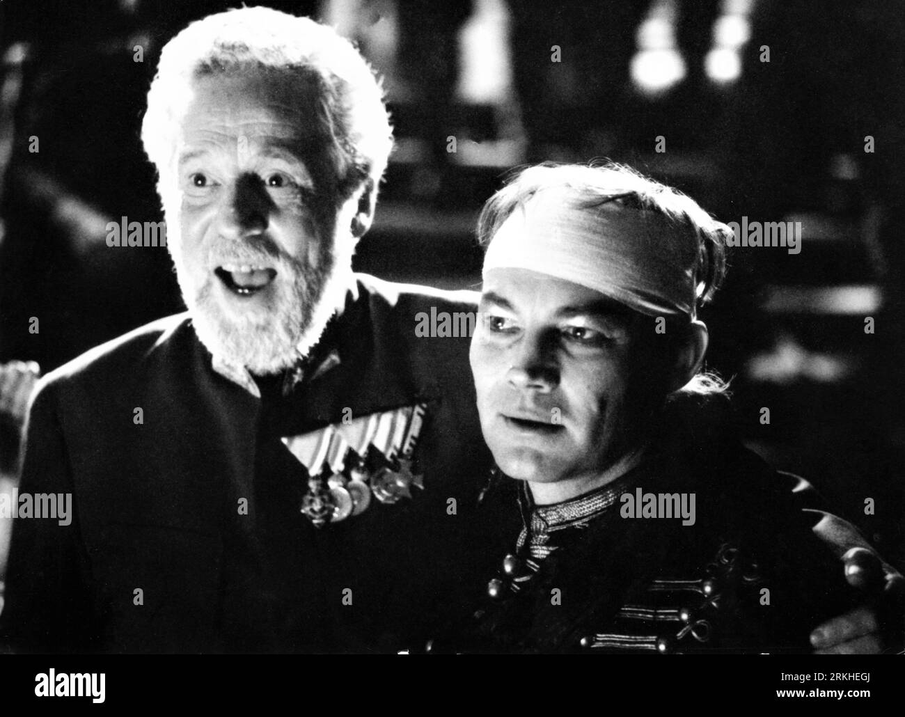 ERLAND JOSEPHSON e KLAUS MARIA BRANDAUER in HANUSSEN 1988 regista ISTVAN SZABO dall'autobiografia di Erik Jan Hanussen Central Cinema Company Film (CCC) / Hungaro Film / Mafilm / Mokep / Objektiv FilmStudio Vallalat / Zweites Deutsches Fernsehen (ZDF) Foto Stock