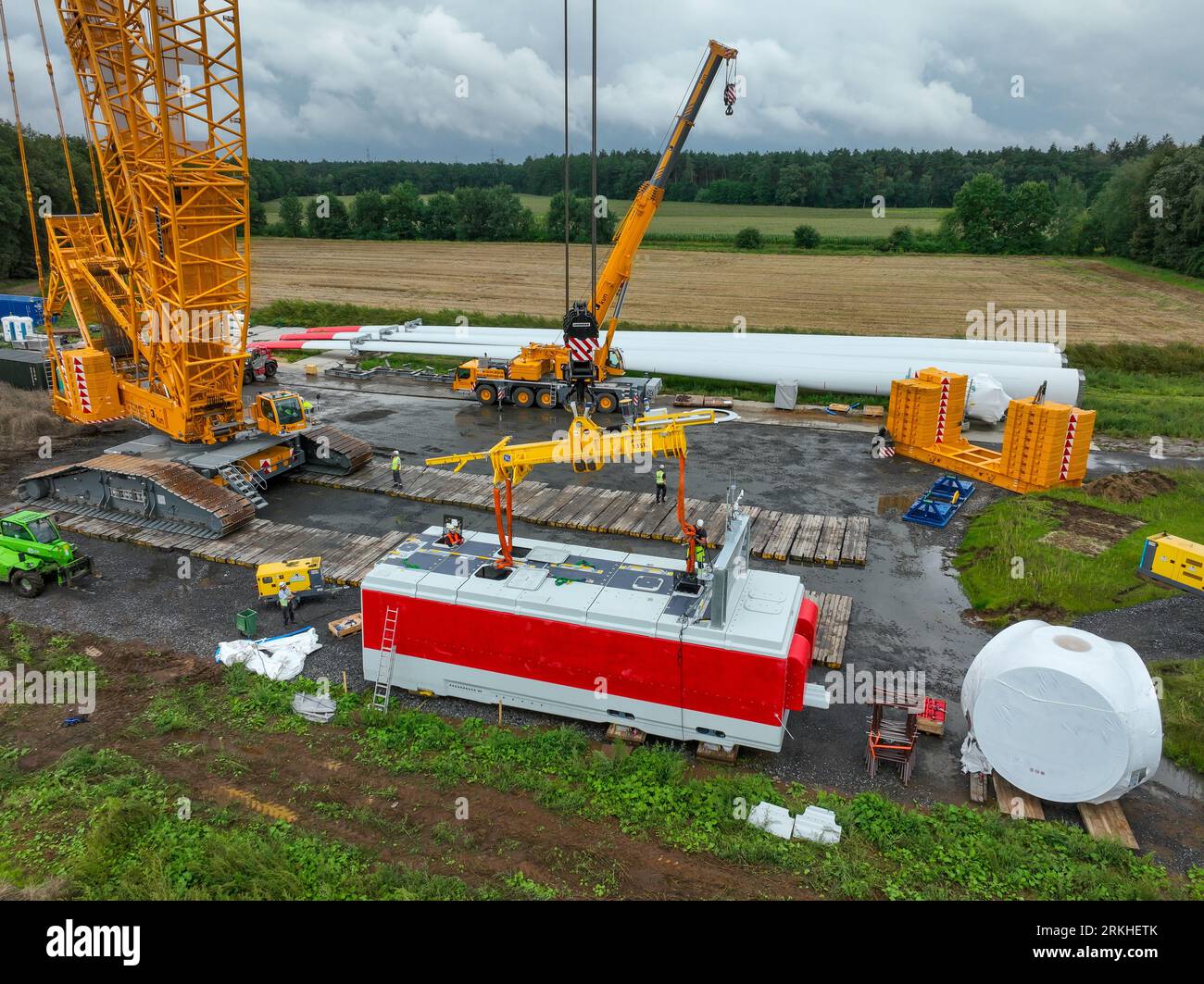 Dorsten, Renania settentrionale-Vestfalia, Germania - costruzione di una turbina eolica, la prima turbina eolica del parco eolico grosse Heide. Un grande cran mobile Foto Stock