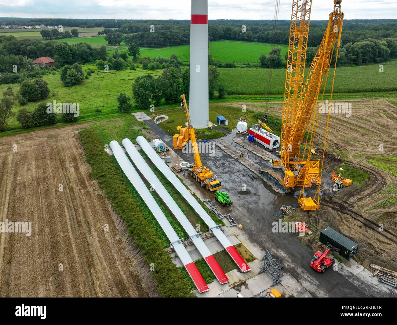 Dorsten, Renania settentrionale-Vestfalia, Germania - costruzione di una turbina eolica, la prima turbina eolica del parco eolico grosse Heide. Un grande cran mobile Foto Stock