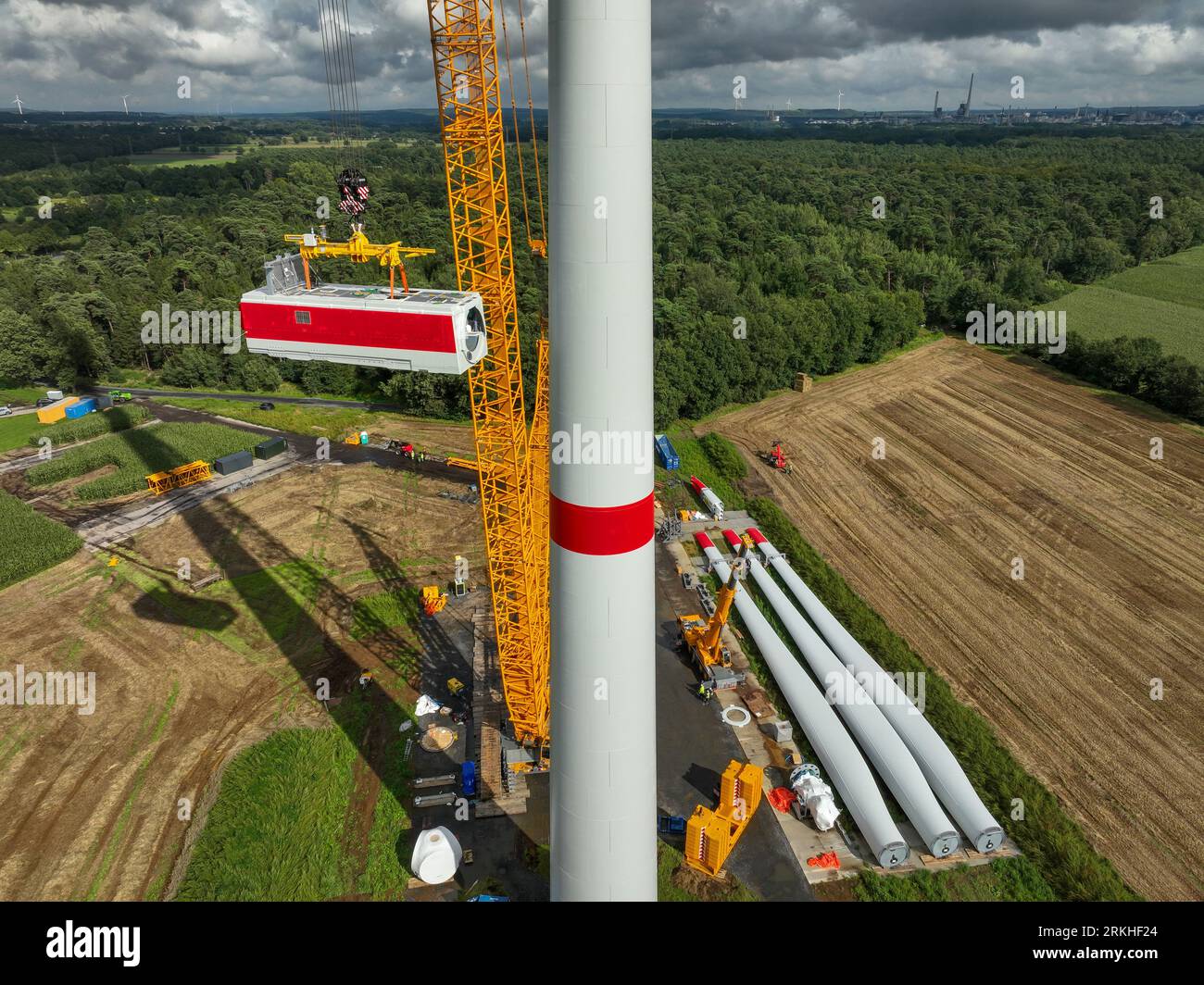 Dorsten, Renania settentrionale-Vestfalia, Germania - costruzione di una turbina eolica, la prima turbina eolica del parco eolico grosse Heide. Un grande cran mobile Foto Stock