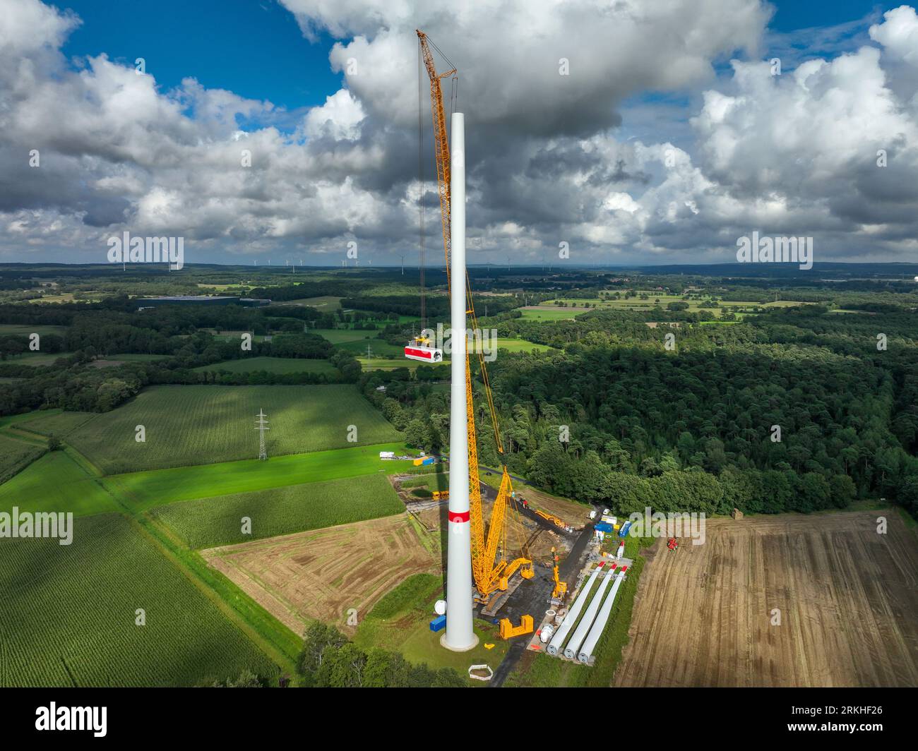 Dorsten, Renania settentrionale-Vestfalia, Germania - costruzione di una turbina eolica, la prima turbina eolica del parco eolico grosse Heide. Un grande cran mobile Foto Stock