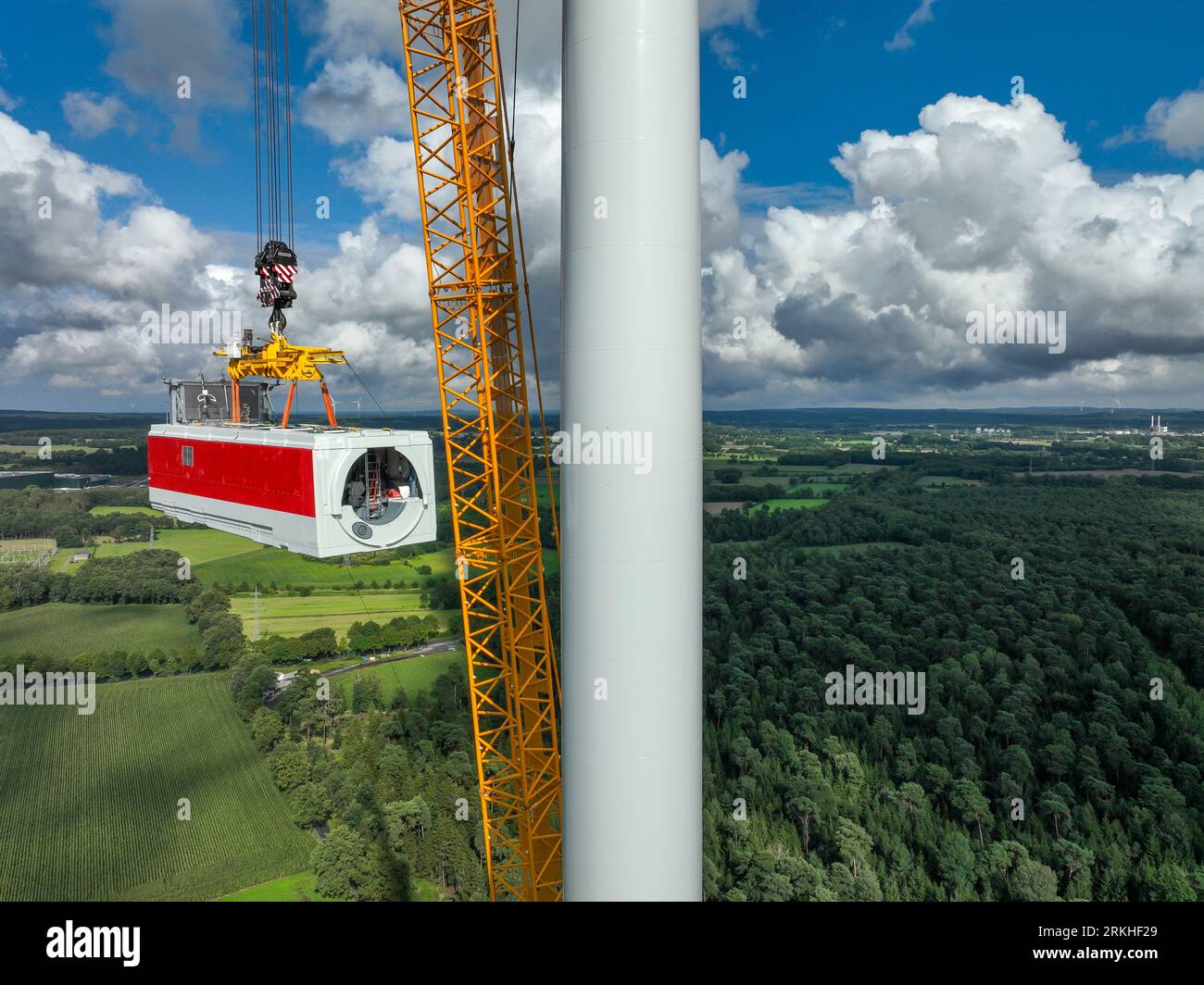 Dorsten, Renania settentrionale-Vestfalia, Germania - costruzione di una turbina eolica, la prima turbina eolica del parco eolico grosse Heide. Un grande cran mobile Foto Stock