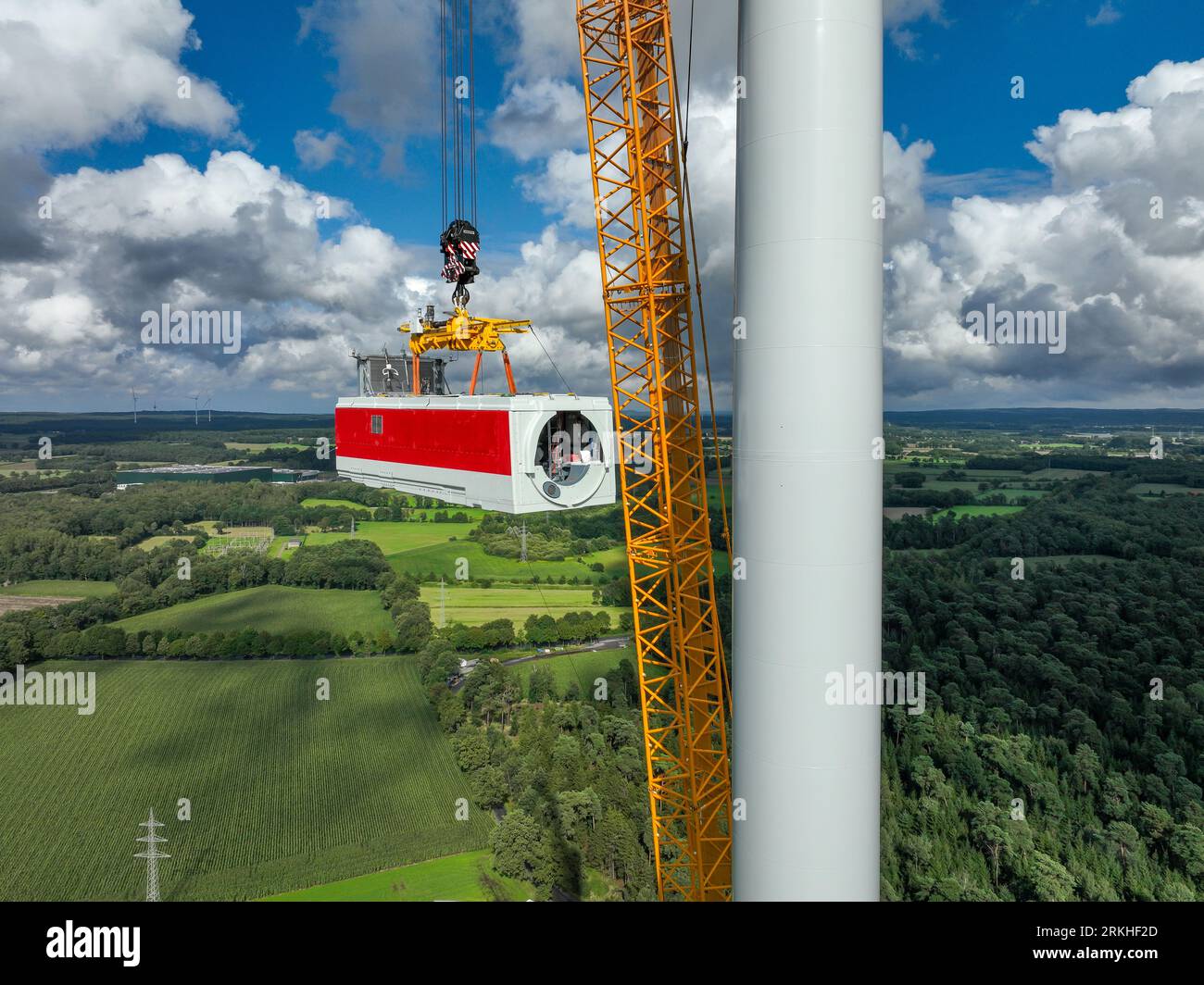 Dorsten, Renania settentrionale-Vestfalia, Germania - costruzione di una turbina eolica, la prima turbina eolica del parco eolico grosse Heide. Un grande cran mobile Foto Stock
