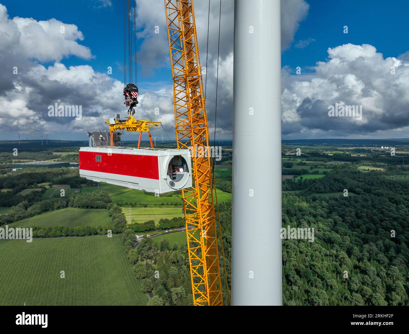 Dorsten, Renania settentrionale-Vestfalia, Germania - costruzione di una turbina eolica, la prima turbina eolica del parco eolico grosse Heide. Un grande cran mobile Foto Stock