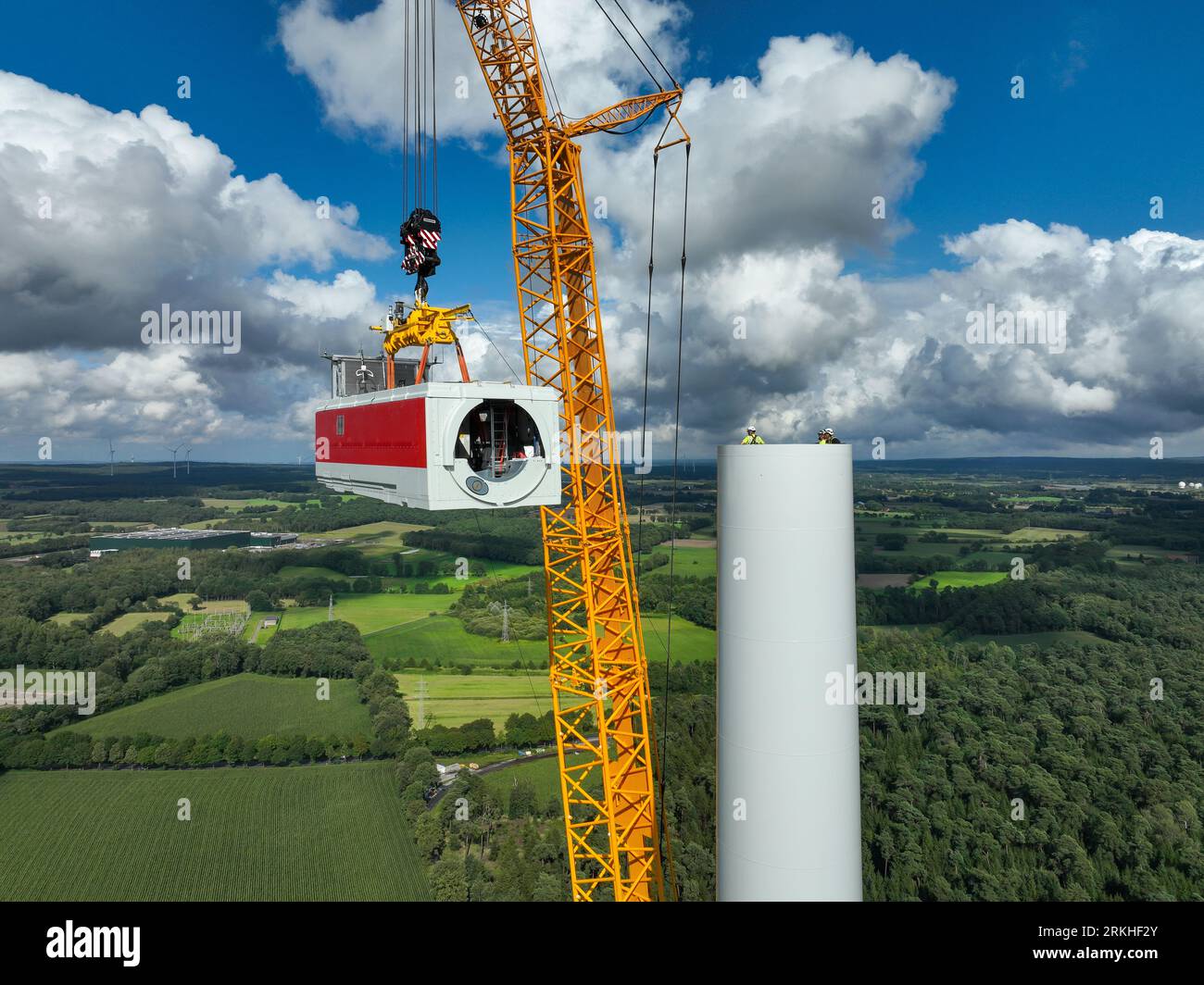 Dorsten, Renania settentrionale-Vestfalia, Germania - costruzione di una turbina eolica, la prima turbina eolica del parco eolico grosse Heide. Un grande cran mobile Foto Stock