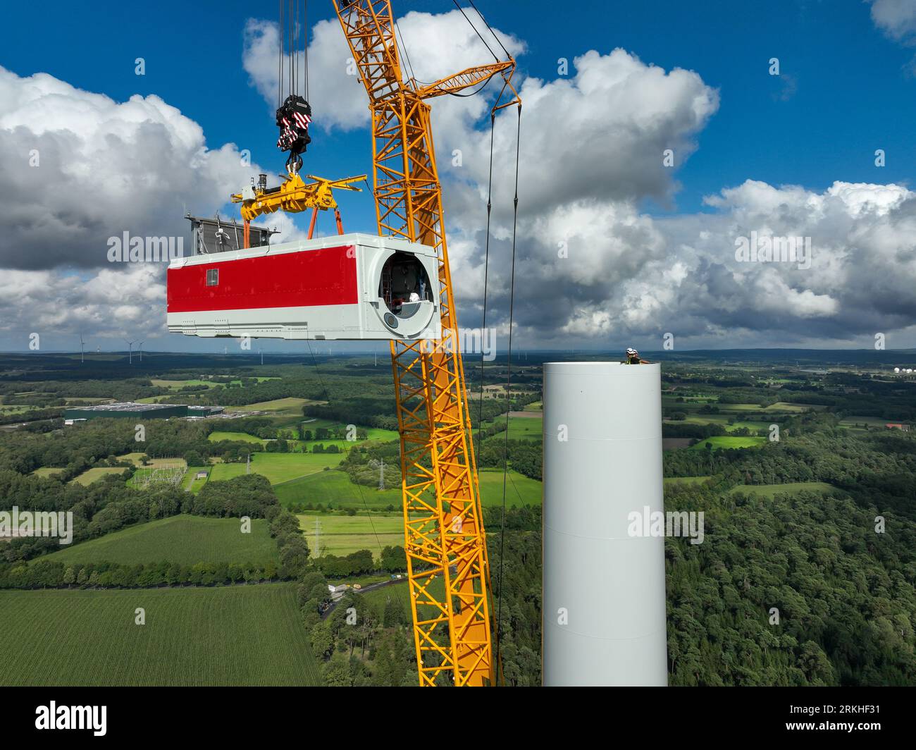 Dorsten, Renania settentrionale-Vestfalia, Germania - costruzione di una turbina eolica, la prima turbina eolica del parco eolico grosse Heide. Un grande cran mobile Foto Stock