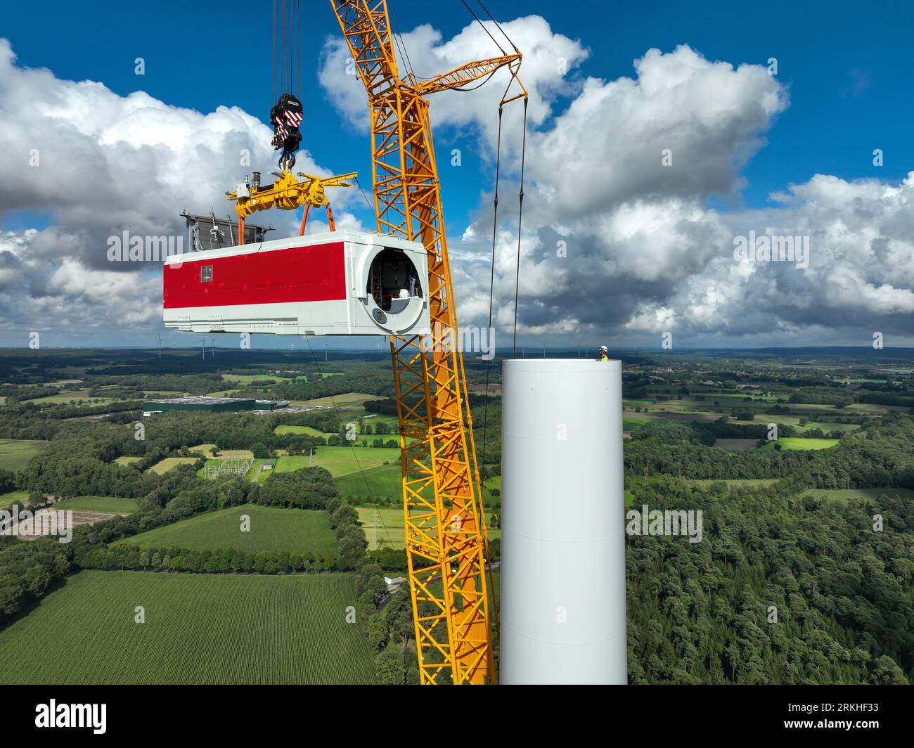 Dorsten, Renania settentrionale-Vestfalia, Germania - costruzione di una turbina eolica, la prima turbina eolica del parco eolico grosse Heide. Un grande cran mobile Foto Stock