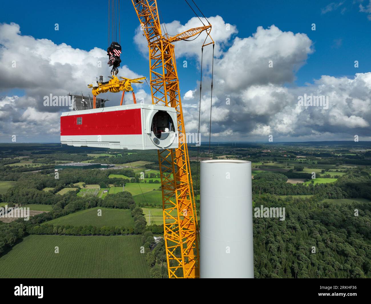 Dorsten, Renania settentrionale-Vestfalia, Germania - costruzione di una turbina eolica, la prima turbina eolica del parco eolico grosse Heide. Un grande cran mobile Foto Stock