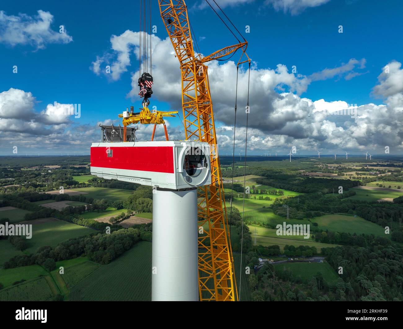 Dorsten, Renania settentrionale-Vestfalia, Germania - costruzione di una turbina eolica, la prima turbina eolica del parco eolico grosse Heide. Un grande cran mobile Foto Stock