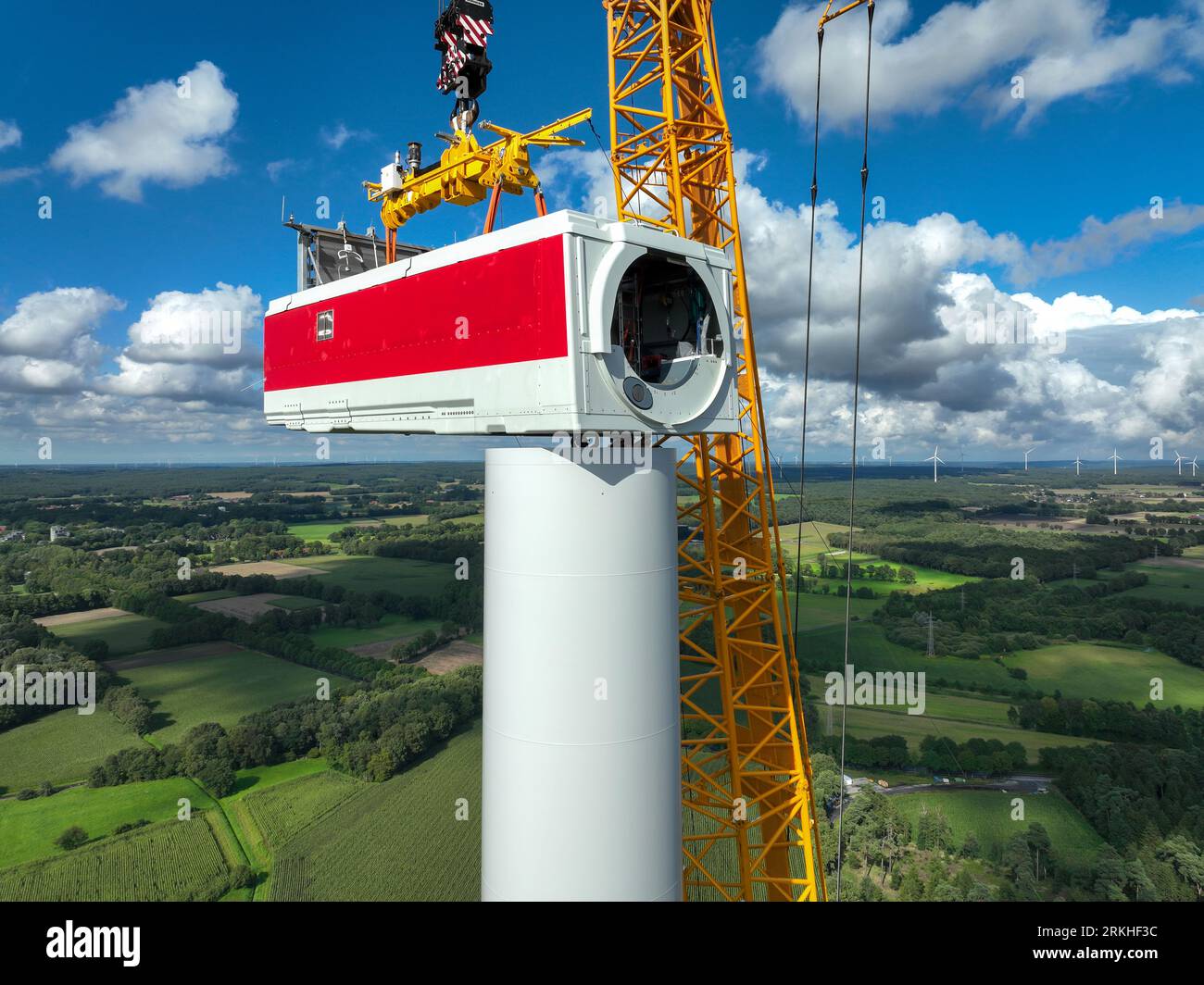Dorsten, Renania settentrionale-Vestfalia, Germania - costruzione di una turbina eolica, la prima turbina eolica del parco eolico grosse Heide. Un grande cran mobile Foto Stock