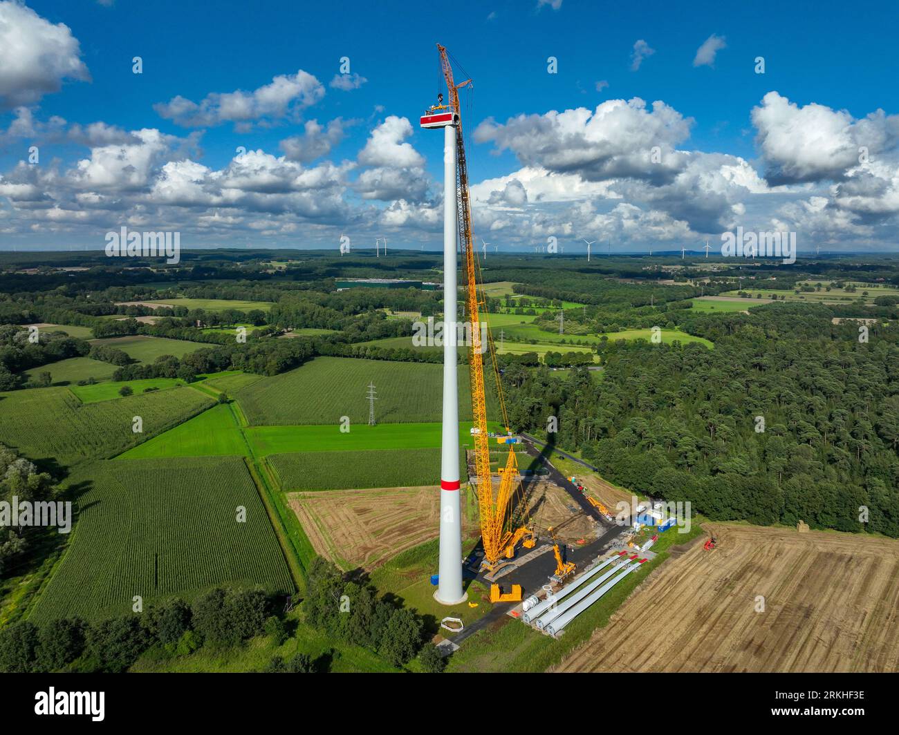 Dorsten, Renania settentrionale-Vestfalia, Germania - costruzione di una turbina eolica, la prima turbina eolica del parco eolico grosse Heide. Un grande cran mobile Foto Stock