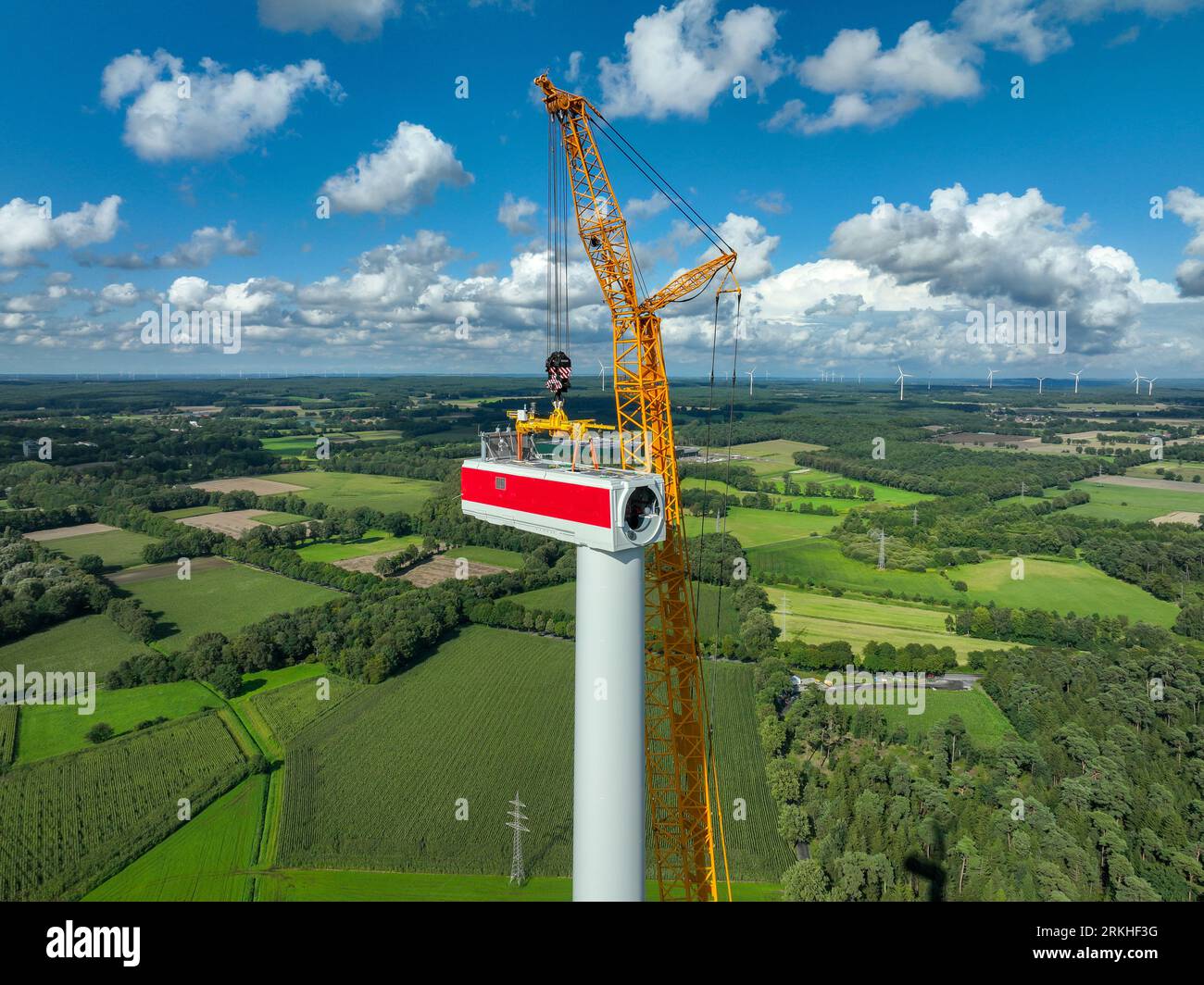 Dorsten, Renania settentrionale-Vestfalia, Germania - costruzione di una turbina eolica, la prima turbina eolica del parco eolico grosse Heide. Un grande cran mobile Foto Stock