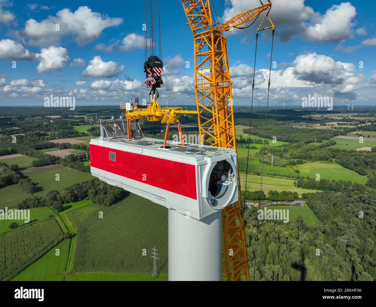 Dorsten, Renania settentrionale-Vestfalia, Germania - costruzione di una turbina eolica, la prima turbina eolica del parco eolico grosse Heide. Un grande cran mobile Foto Stock