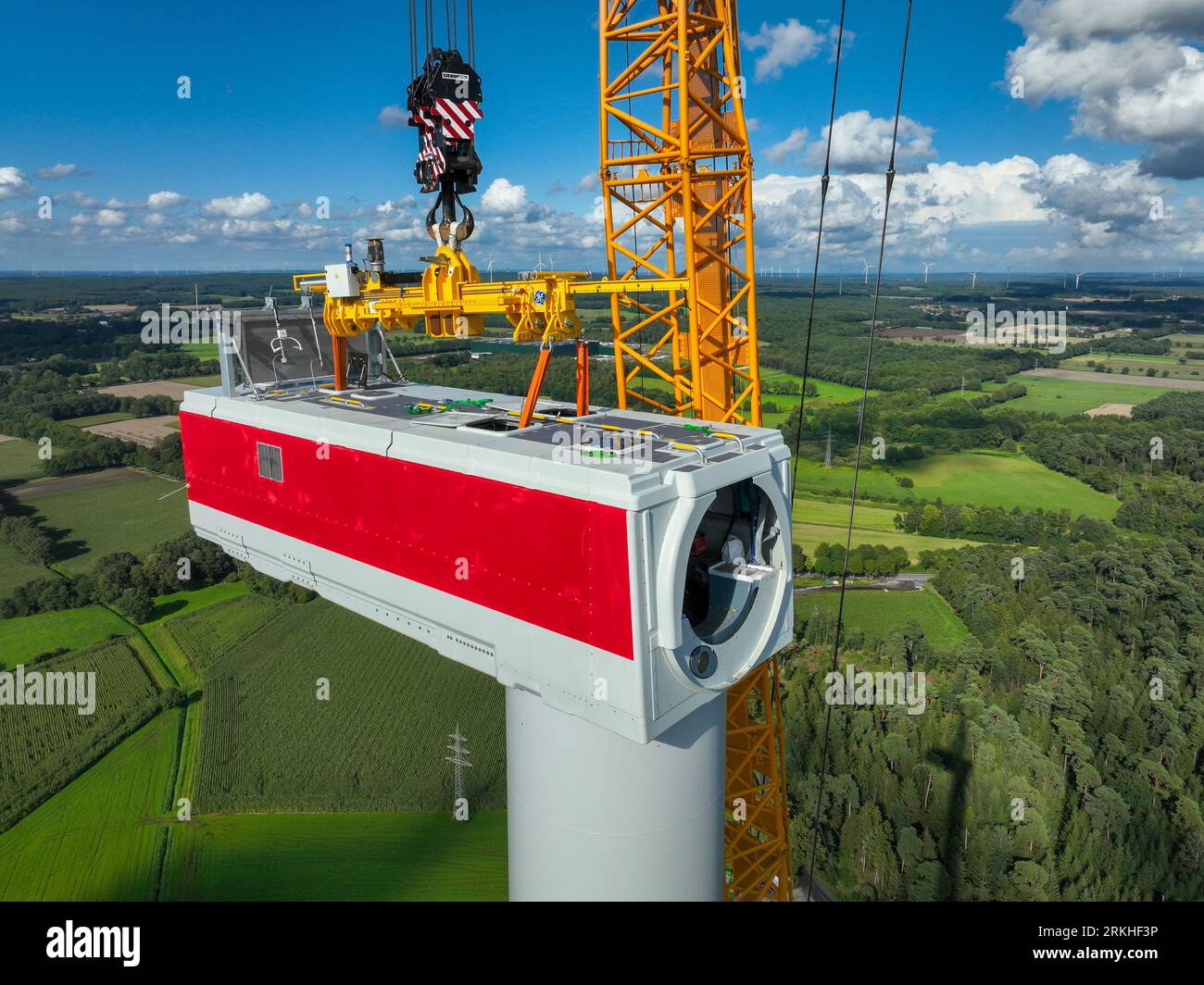 Dorsten, Renania settentrionale-Vestfalia, Germania - costruzione di una turbina eolica, la prima turbina eolica del parco eolico grosse Heide. Un grande cran mobile Foto Stock