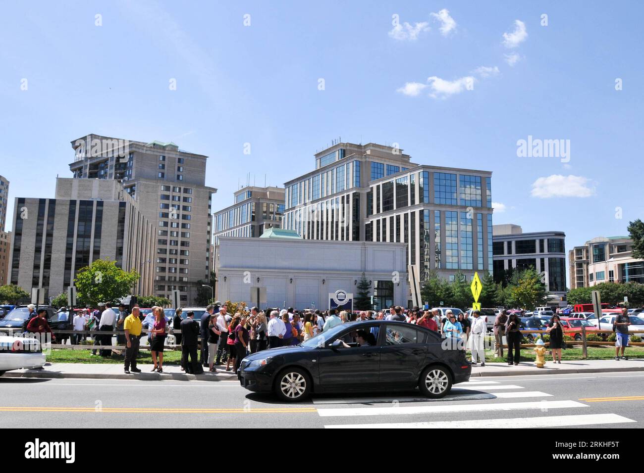 Bildnummer: 55818836 Datum: 23.08.2011 Copyright: imago/Xinhua (110823) -- WASHINGTON, 23 agosto 2011 (Xinhua) -- evacuare da un edificio a seguito di un terremoto nella contea di Arlington, Virginia, Stati Uniti, 23 agosto 2011. Un terremoto di magnitudo 5,9 ha colpito la capitale degli Stati Uniti martedì pomeriggio, lo United States Geological Survey ha riportato sul suo sito web. Il terremoto si verificò alle 13:51 ora locale (1751 GMT), 134 km a sud-ovest della capitale degli Stati Uniti Washington D.C., lo USGS Said. (Xinhua/Ran Wei) (zw) U.S.-EARTHQUAKE-VIRGINIA PUBLICATIONxNOTxINxCHN Gesellschaft Erdbeben USA premiumd xn Foto Stock