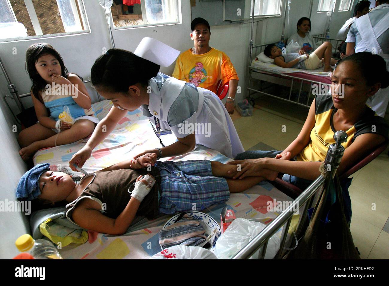 Bildnummer: 55823056 Datum: 24.08.2011 Copyright: imago/Xinhua (110824) -- MANILA, 24 agosto 2011 (Xinhua) -- Un'infermiera frequenta una ragazza con malattia della dengue al Quirino Memorial Medical Center (QMMC) a Quezon City, Filippine il 24 agosto 2011. Un totale di 7 morti per dengue sono morti mentre è in cura all'interno del QMMC, come ha detto il Dipartimento della salute un totale di 3.553 casi sono stati registrati in città dal 1 gennaio all'11 agosto di quest'anno. (Xinhua/Rouelle Umali)(yt) FILIPPINE-PAZIENTI DENGUE PUBLICATIONxNOTxINxCHN Gesellschaft Medizin Denguefieber Dengue Fieber Krankheit Kinder Kra Foto Stock