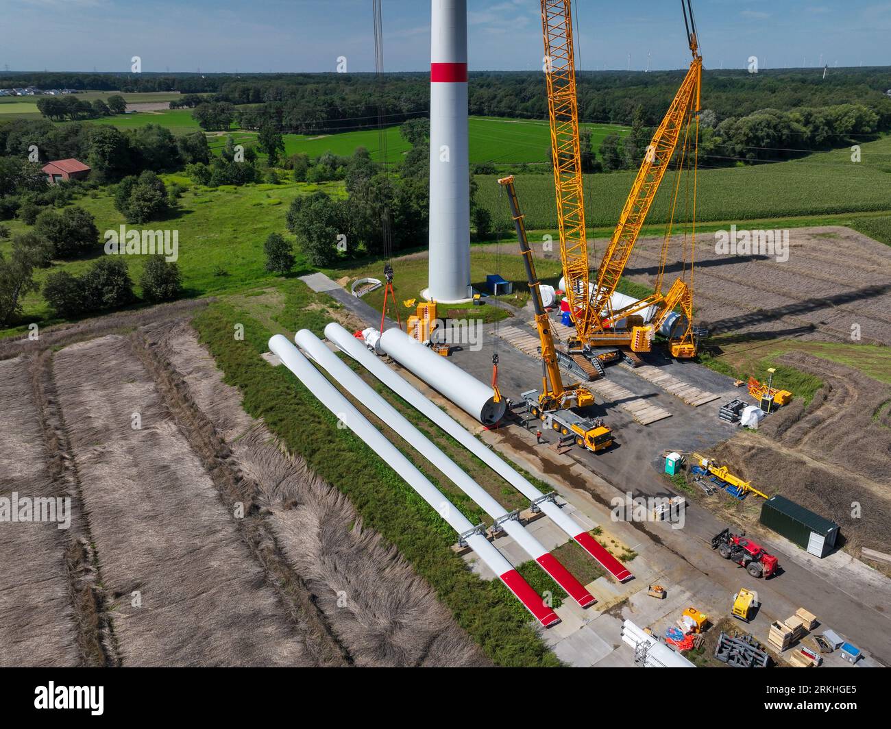 Dorsten, Renania settentrionale-Vestfalia, Germania - costruzione di una turbina eolica, la prima turbina eolica del parco eolico grosse Heide. Le pale del rotore, Foto Stock
