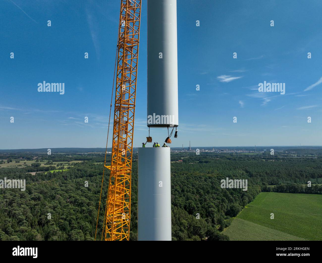 Dorsten, Renania settentrionale-Vestfalia, Germania - costruzione di una turbina eolica, la prima turbina eolica del parco eolico grosse Heide. Un grande cran mobile Foto Stock