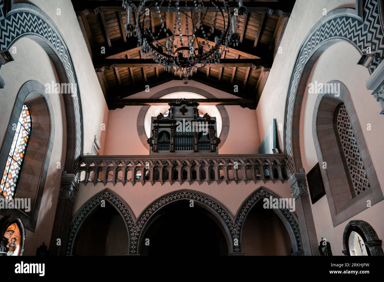 Interno di una vecchia chiesa in legno con vista sul balcone e sull'organo a canne Foto Stock