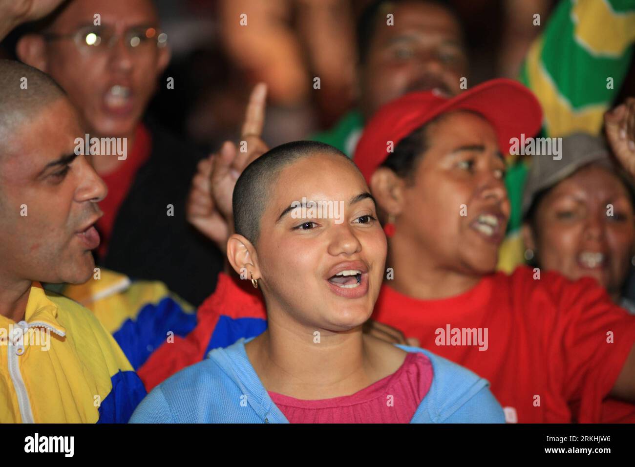 Bildnummer: 55836835 Datum: 28.08.2011 Copyright: imago/Xinhua (110829) -- CARACAS, ago. 29, 2011 (Xinhua) -- immagine fornita dalla Presidenza venezuelana mostra i sostenitori del presidente venezuelano Hugo Chavez che si riuniscono per pregare per il loro presidente davanti all'ospedale militare Carlos Arvelo di Caracas, Venezuela, il 28 agosto 2011. Il presidente Chavez ha ricevuto il suo terzo ciclo di chemioterapia nella sua battaglia contro il cancro all'ospedale militare Carlos Arvelo. (Xinhua/Presidenza venezuelana) VENEZUELA-CARACAS-CHAVEZ-SUPPORTERS PUBLICATIONxNOTxINxCHN Politik Anhänger fans xjh x0x kurios pre Foto Stock