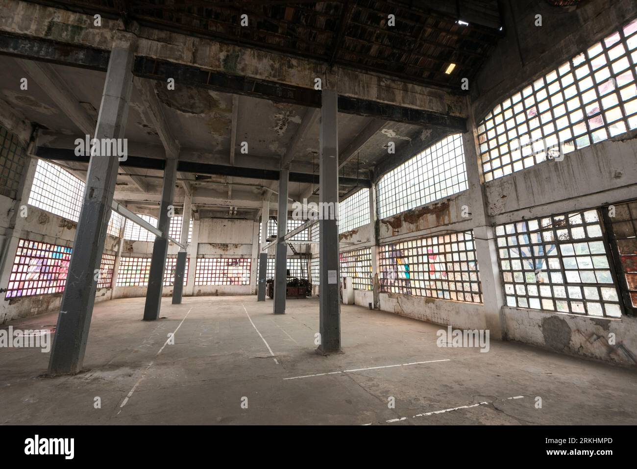 Spazio vuoto abbandonato all'interno della fabbrica Foto Stock